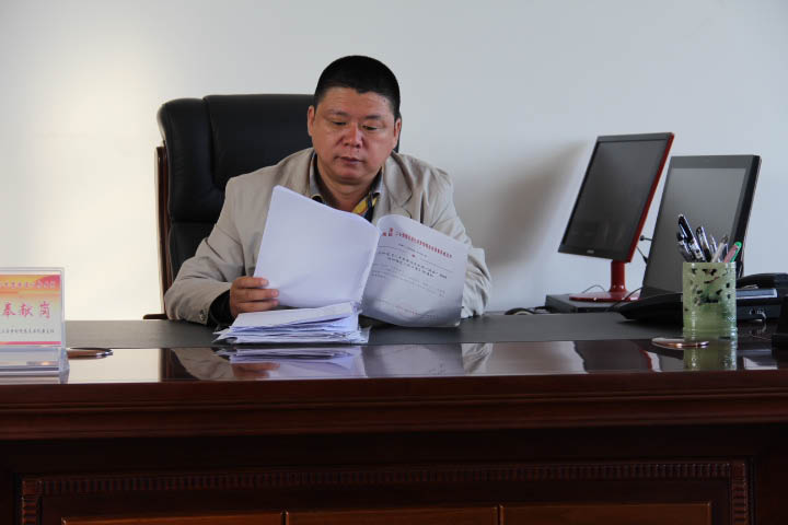 大连市劳动模范、三房身村党总支书记兼主任王福杰。 大连市劳动模范、三房身村党总支书记兼主任王福杰。